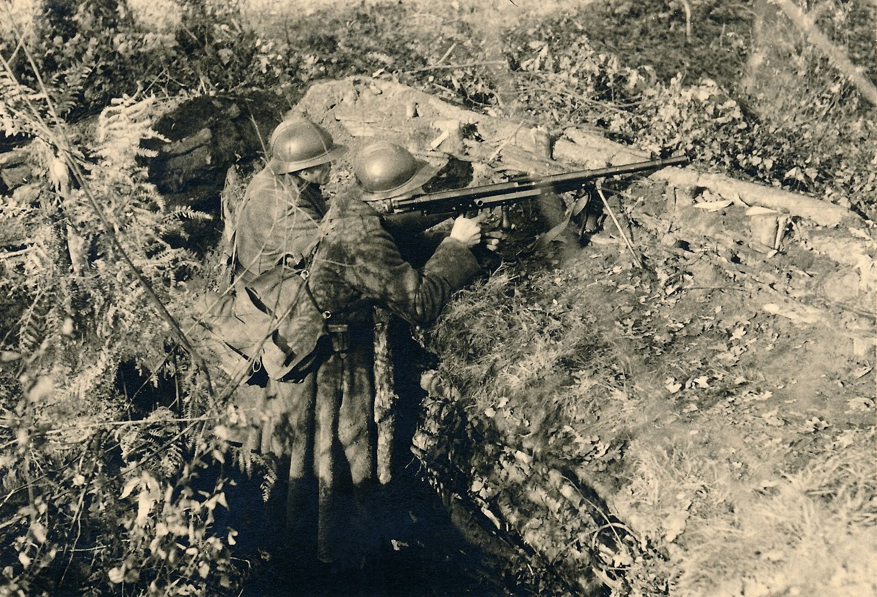Figure 2 — A Belgian gunner and his loader of the 12th Artillery Regiment with a Chauchat in a training trench during manoeuvres in 1934. Photograph from the collection of Jean-Pol Grandmont, via Wikimedia Co…
