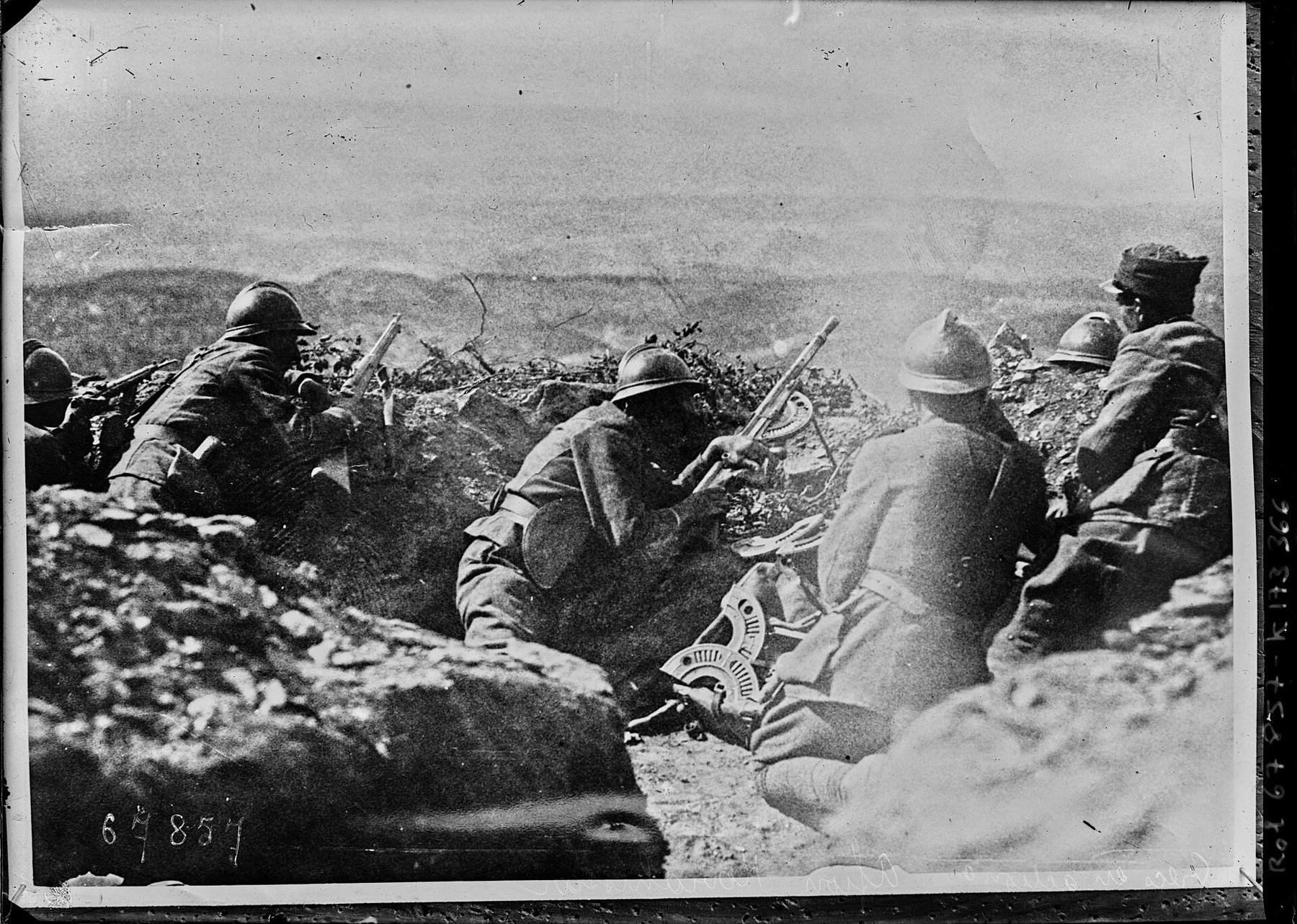 Figure 1 — Greek soldiers in a trench near Afyonkarahisar in Anatolia during the Greco-Turkish War. The Chauchat at the centre has its half-moon magazine fitted, and its open, perforated side faces the camera…