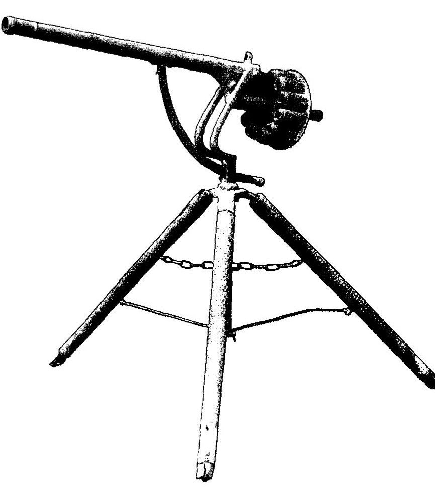 Figure 6 — The Palace Museum's "wheel gun" (lunzipao): barrel, a chamber set with a crank behind it, a curved elevating arc, and a tripod with a chain and stretchers between the legs. The museum article does …