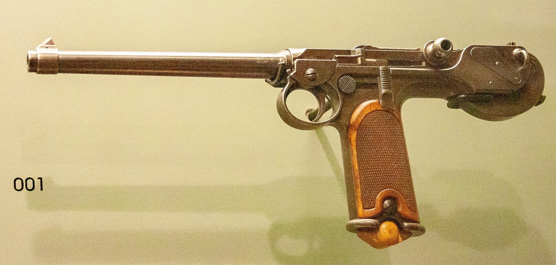 Figure 4 — A Loewe C-93 in the Grand Curtius museum, Liège, left side. The photographer's description reads "Systeme Hugo Borchardt, 7,65 mm, Waffenfabrik Loewe, Berlin"; the chamber marking is out of sight i…