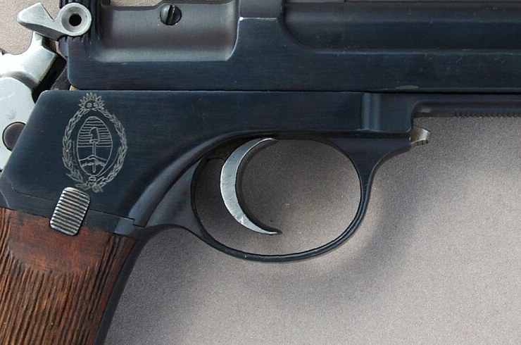 Figure 6 — The Argentine arms on the right of an M1905's frame, with the serrated magazine-unloading lever below. Crop of a photograph by Self Loader, CC BY-SA 4.0, via Wikimedia Commons.