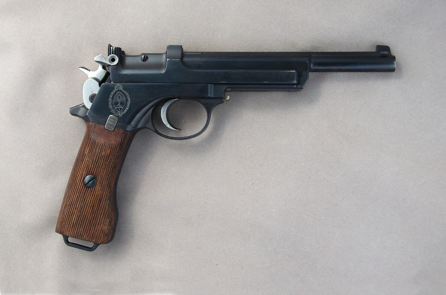 Figure 3 — The Argentine contract M1905 from the other side: the Argentine national arms above the serrated magazine-unloading lever. Photograph: Self Loader, CC BY-SA 4.0, via Wikimedia Commons.