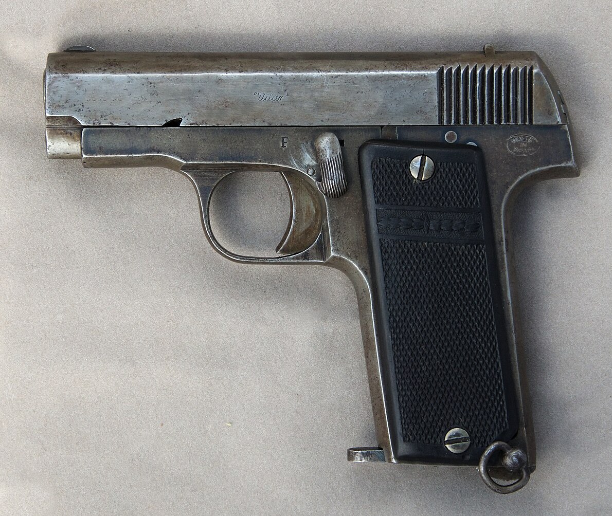 Figure 4 — A 1920s commercial Ruby-type sold as the 'Vilar', left side: a shorter slide than the wartime pistols, the same safety lever ahead of the grip, a lanyard ring and no holster stud. The oval at the r…