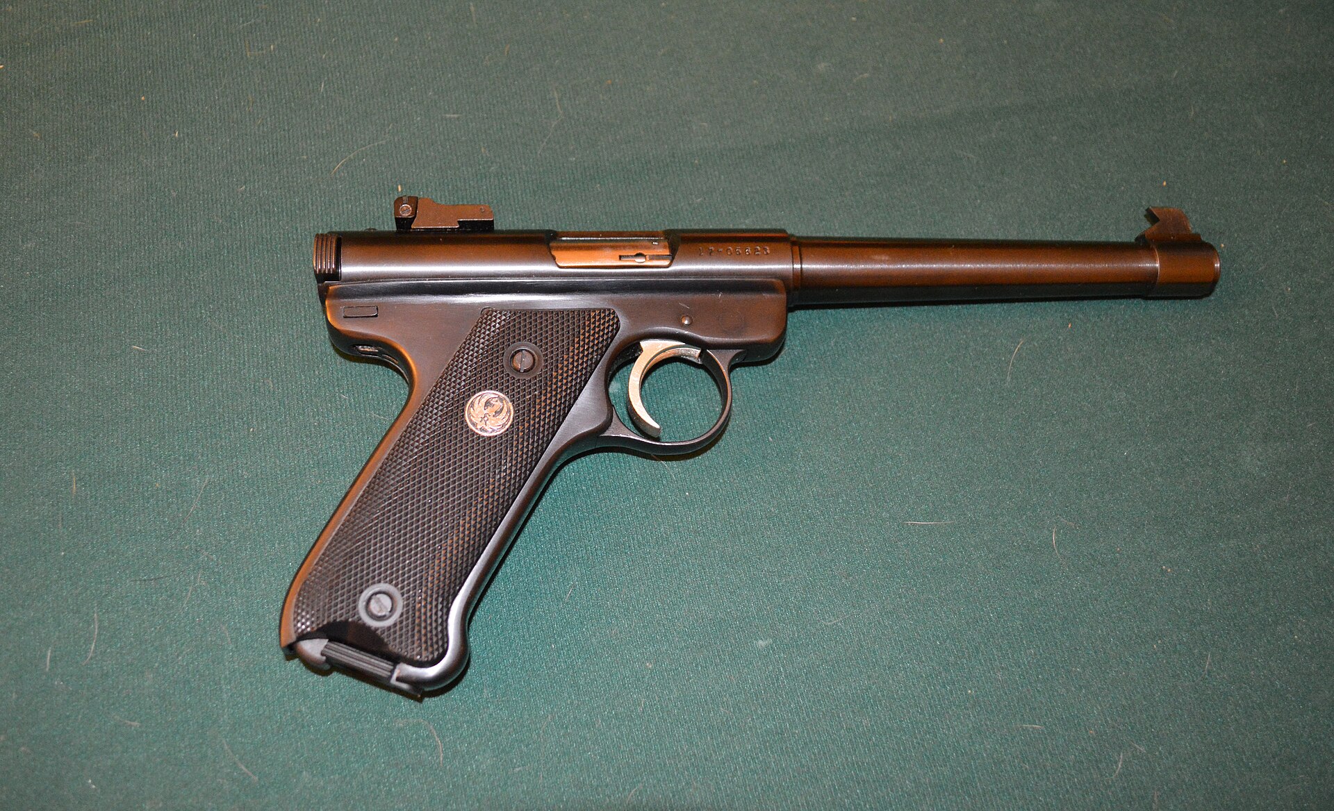 Figure 4 — A Ruger Mark I Target. The tubular receiver carries the rear sight; the bolt moves inside the receiver, under the sight line. Photograph by Photoguyinvegas, CC BY-SA 4.0, via Wikimedia Commons.