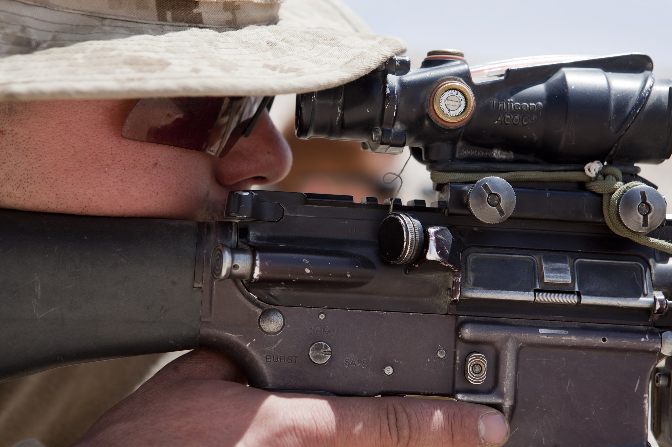 Figure 2 — A Marine sighting through a magnified optic. A fixed-power combat optic buys precision at distance and costs eye-box latitude up close.