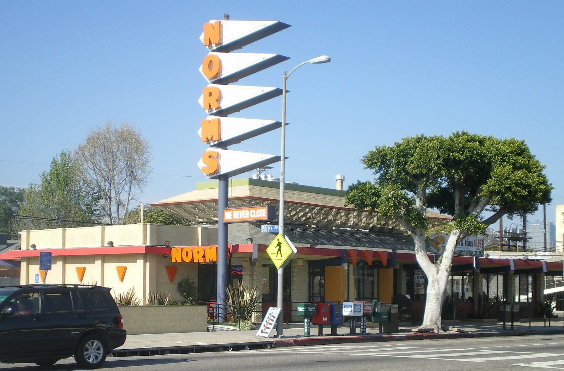 Figure 4 — Norm's Restaurant on Pico Boulevard, Los Angeles: a Googie coffee shop of the period, in the metropolitan area whose subcontractors made the AR-7's parts. Googie took aluminium, glass and plastic a…