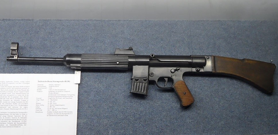 Figure 11 — Mauser's StG 45(M), the roller-delayed Gerät 06H, in the Bundeswehr's study collection at Koblenz. The placard calls it the direct forerunner of the CETME rifle.