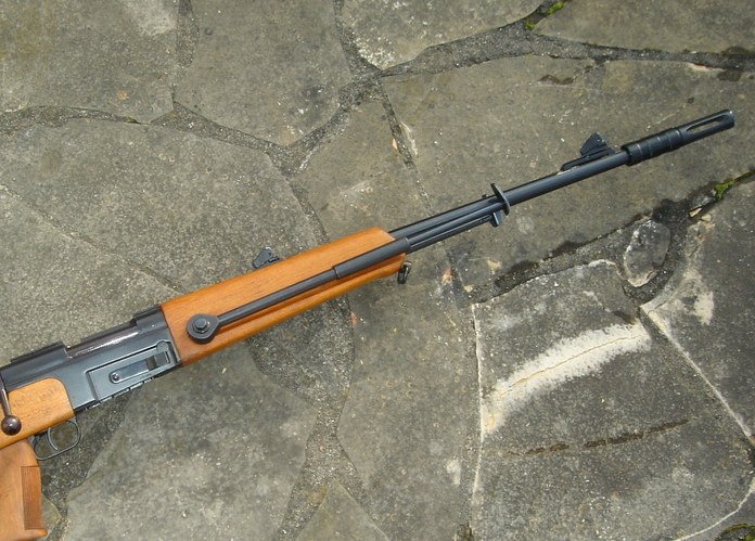 Figure 3 — The FR-F1's fore-end from above: the bipod folded along the wood, its pivot just ahead of the receiver, the rear sight on the fore-end, the front sight near the muzzle and the slotted muzzle device…