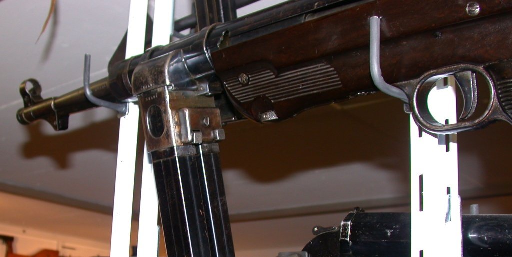 Figure 6 — The MP 40/I's sliding dual-magazine block. Two ordinary 32-round magazines, one feeding and one waiting, in a housing that slides across.