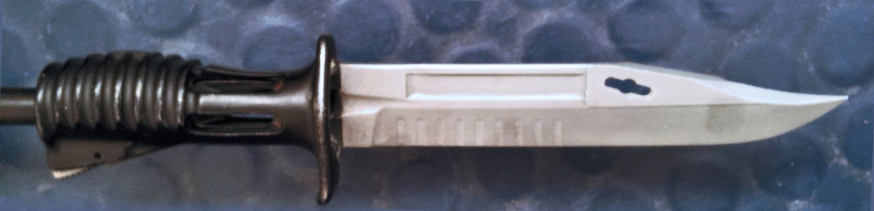 Figure 9 — The SA80 bayonet fixed to an L85A2, its blade with the scalloped back and lightening cuts. Photograph by "Chase me ladies, I'm the Cavalry", CC BY-SA 3.0, via Wikimedia Commons.