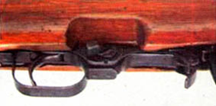 Figure 5 — The selector, the small lever at the front of the trigger guard where the stock is cut away for it. Via 枪炮世界 (pewpewpew.work), photographer not given.