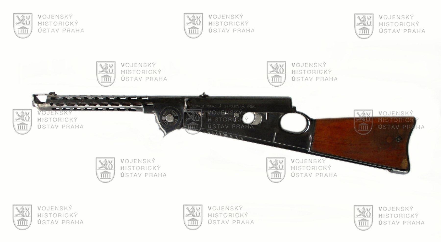 Figure 2 — The ZB 46, the first form of the gun, left side: the cylindrical barrel shroud with its rows of cooling holes, the round feed cover below the receiver, the thumb hole and the wooden stock. VHU's un…