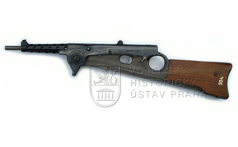 Figure 5 — The ZB 47 infantry version, left side. The round knurled boss at the front of the receiver sits on the feed wheel's axis. The museum inventory number 904 is painted on the butt. Photograph © VHU Pr…