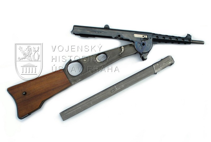 Figure 6 — The ZB 47 infantry version opened, with the 72-round magazine removed. The receiver tips up on the pivot at the front. The magazine is a long box. Photograph © VHU Praha, from Skramoušský (2018).