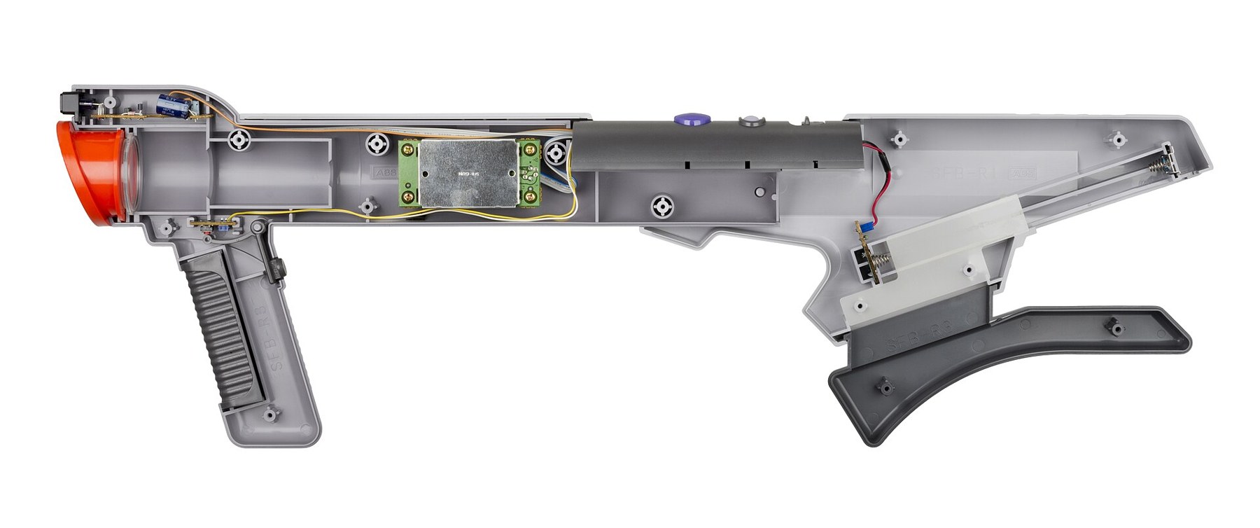 Figure 4 — A Super Scope cut in half lengthwise, showing how little is inside the large shell: the electronics, the battery compartment and the optics occupy a small part of it. Photo: Evan-Amos, Wikimedia Co…