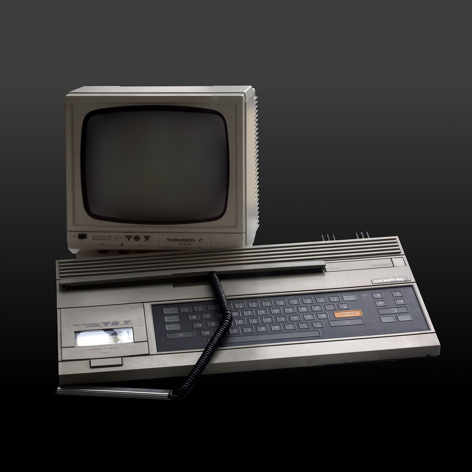 Figure 3 — The Thomson TO7 with its monitor, tape recorder and the light pen's coiled cable lying across the keyboard. Photo: Rama and Musée Bolo, Wikimedia Commons, CC BY-SA 2.0 FR.